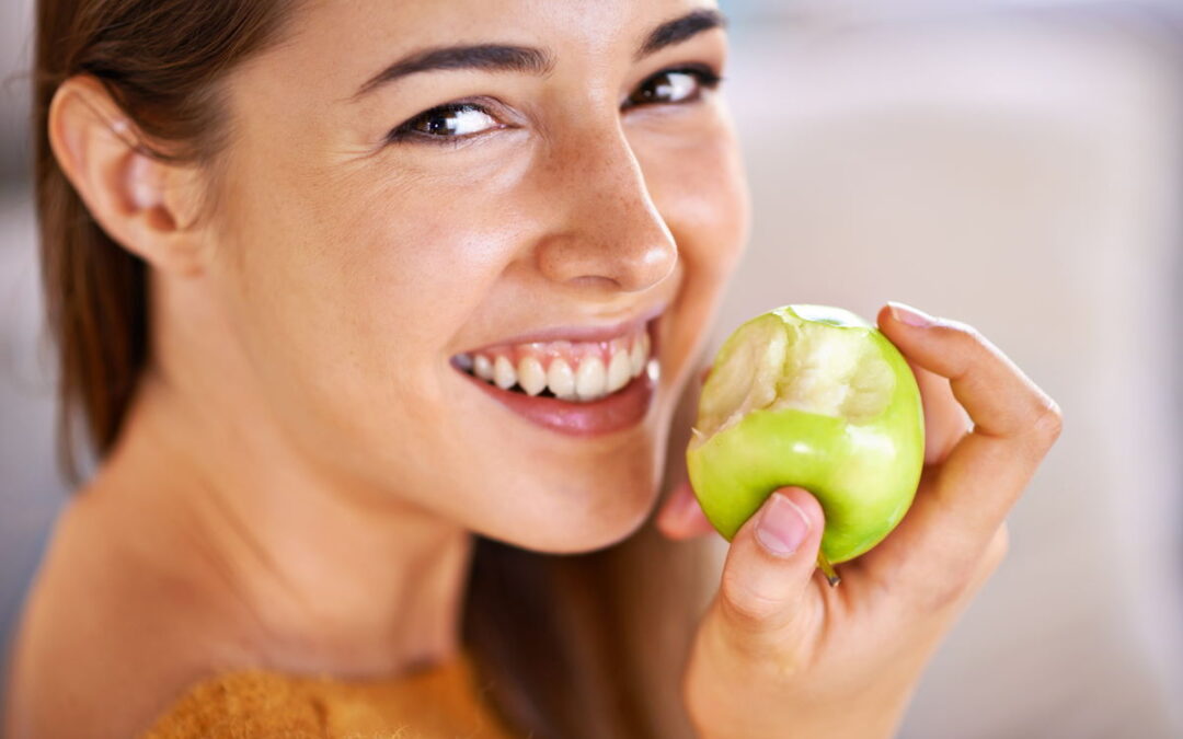 Alimentos que cuidan tus dientes: qué comer para una sonrisa más sana